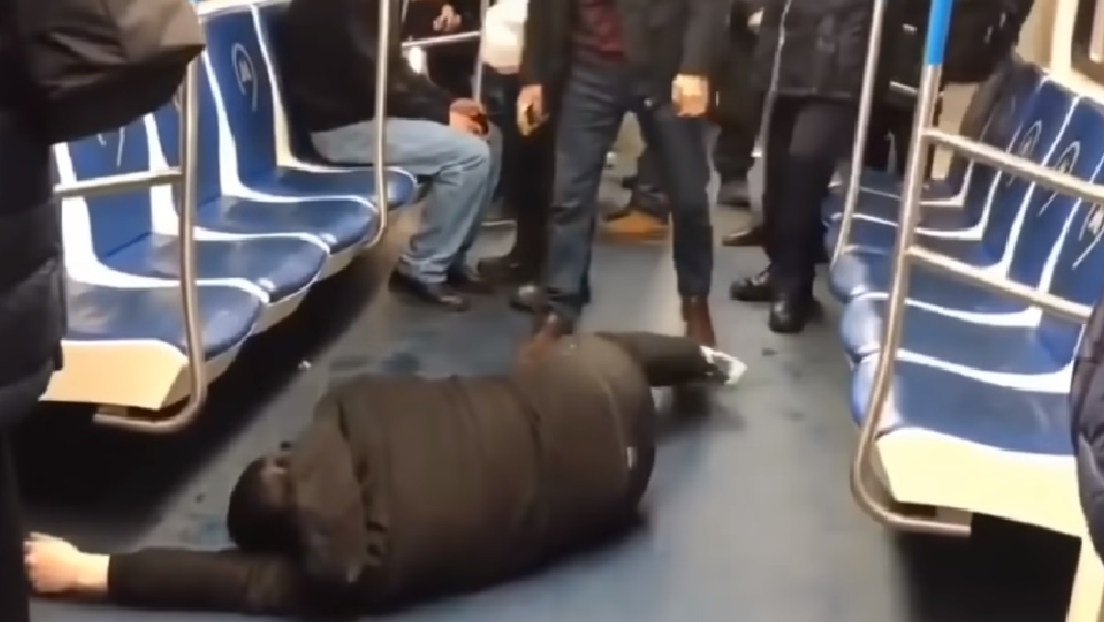 VIDEO: Un bloguero finge un ataque del nuevo coronavirus en el Metro de Moscú y acaba detenido