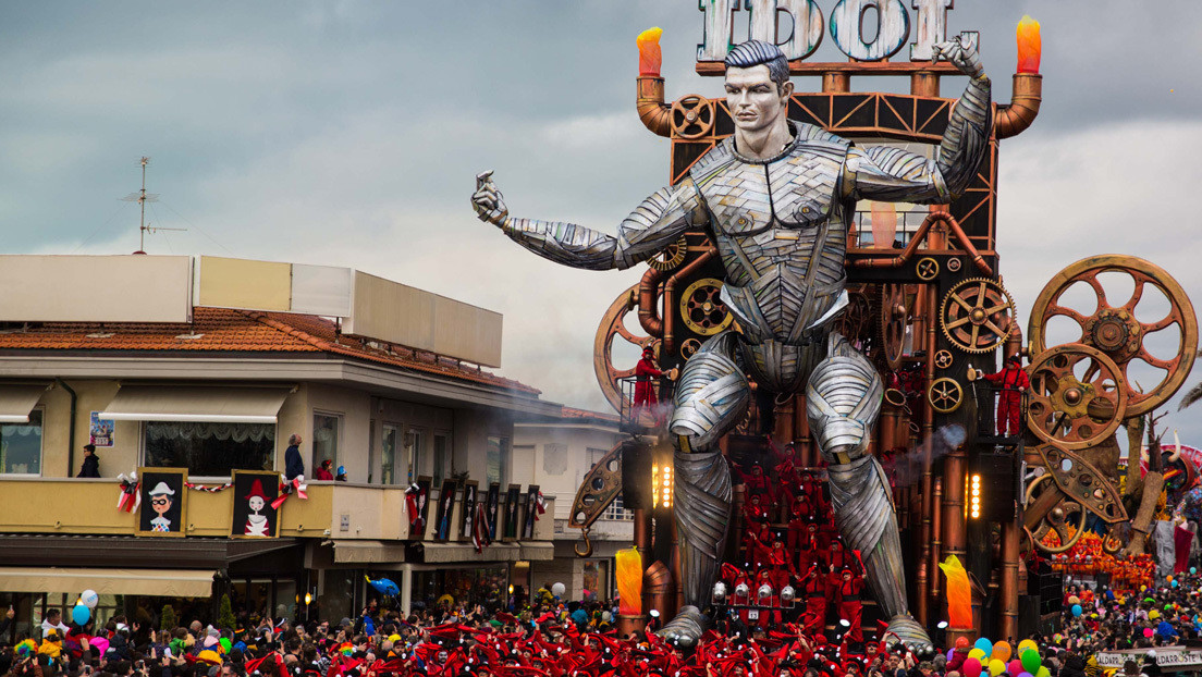 VIDEO: Un robot gigante de Cristiano Ronaldo se convierte en la estrella de un carnaval italiano