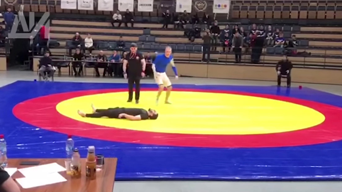 Un luchador falla una maniobra y se quiebra el cuello en pleno torneo