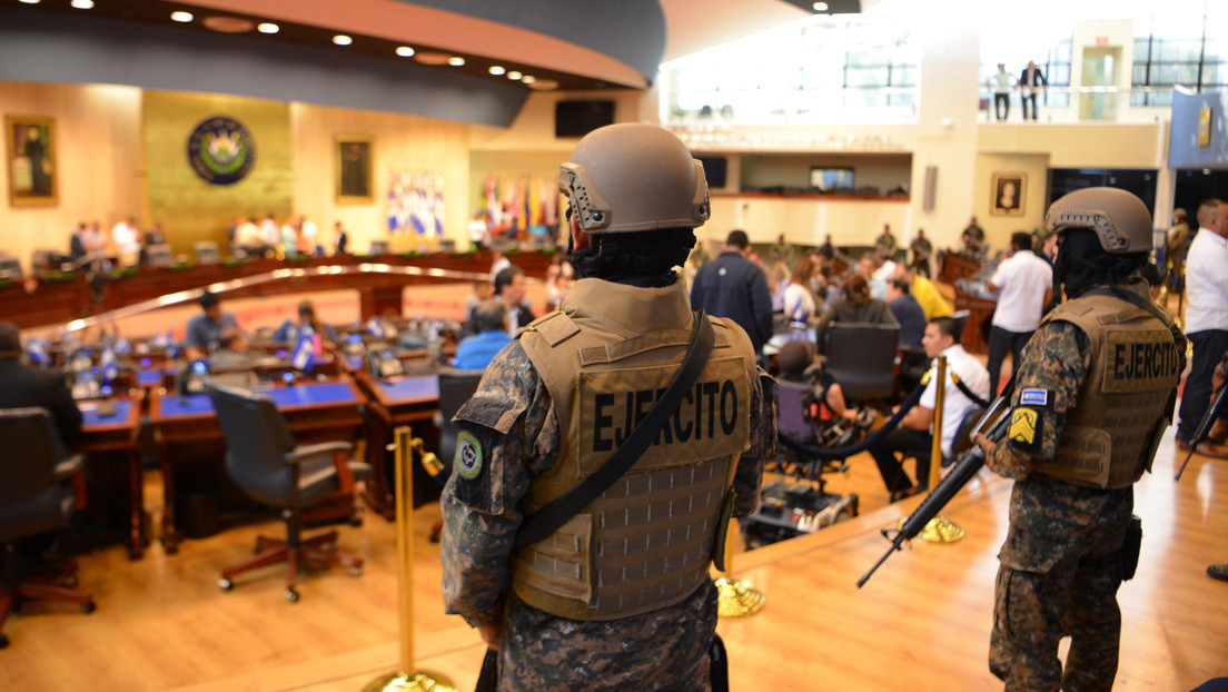 Asamblea Legislativa de El Salvador condena la militarización del Parlamento por Bukele y lo insta a "desistir de sus amenazas y uso de la fuerza"