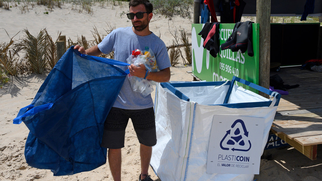 Plasticoin, la moneda virtual ecológica que limpia de plásticos las playas de Uruguay