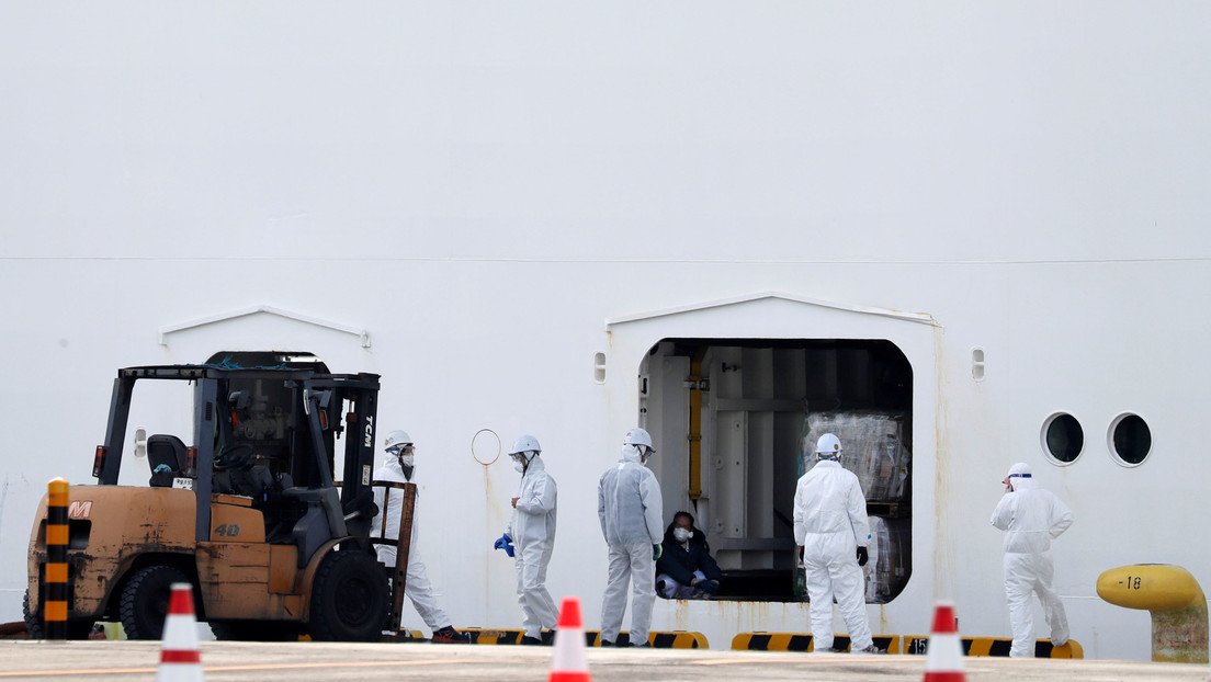 Confirman 40 nuevos casos del coronavirus en el crucero en Japón, incluido un oficial de cuarentena