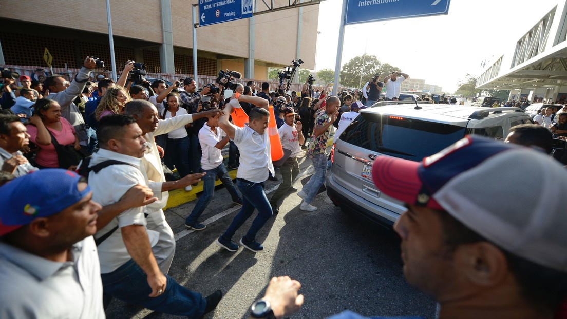 Decenas de venezolanos repudian a Guaidó en su retorno al país tras su gira internacional (VIDEOS)