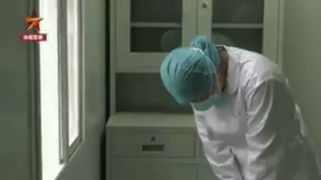 VIDEO: La conmovedora reacción de una enfermera de Wuhan que es informada de la muerte de su madre pero tiene que volver a trabajar