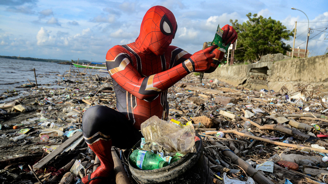 FOTOS: 'El Spider-Man indonesio' lucha contra el plástico en las playas y atrae la atención nacional sobre el problema de los residuos