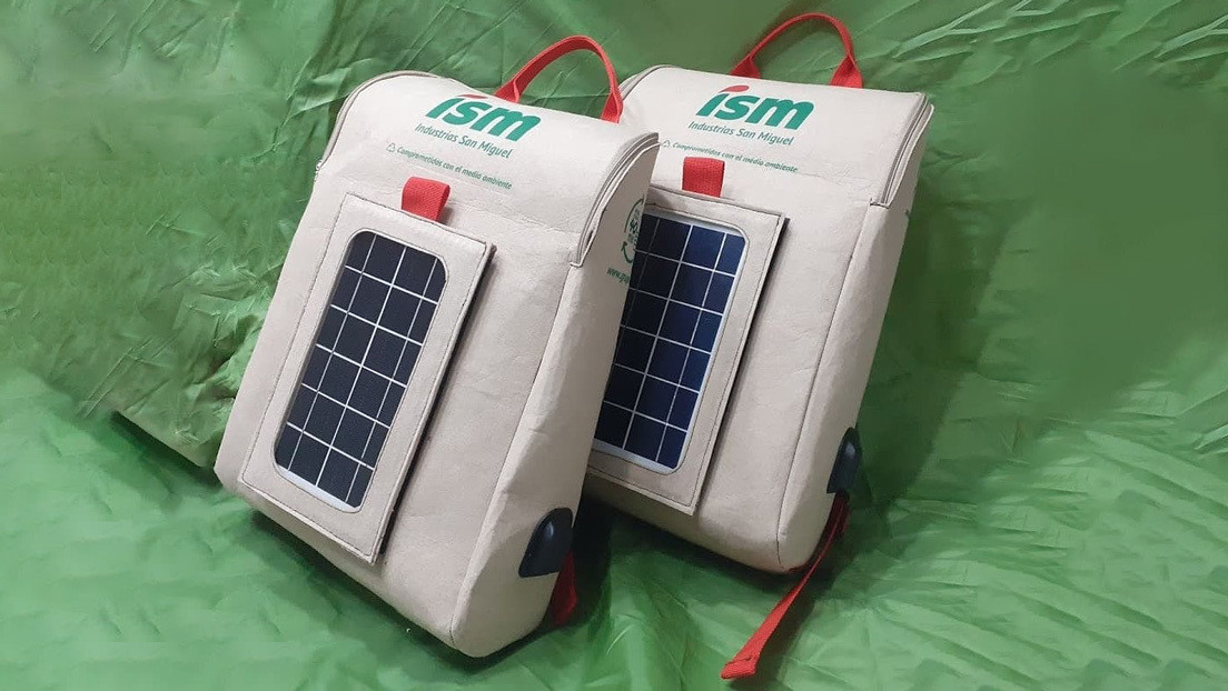 VIDEO: Crean en Perú la primera mochila inteligente hecha de botellas de plástico y con un panel solar incorporado