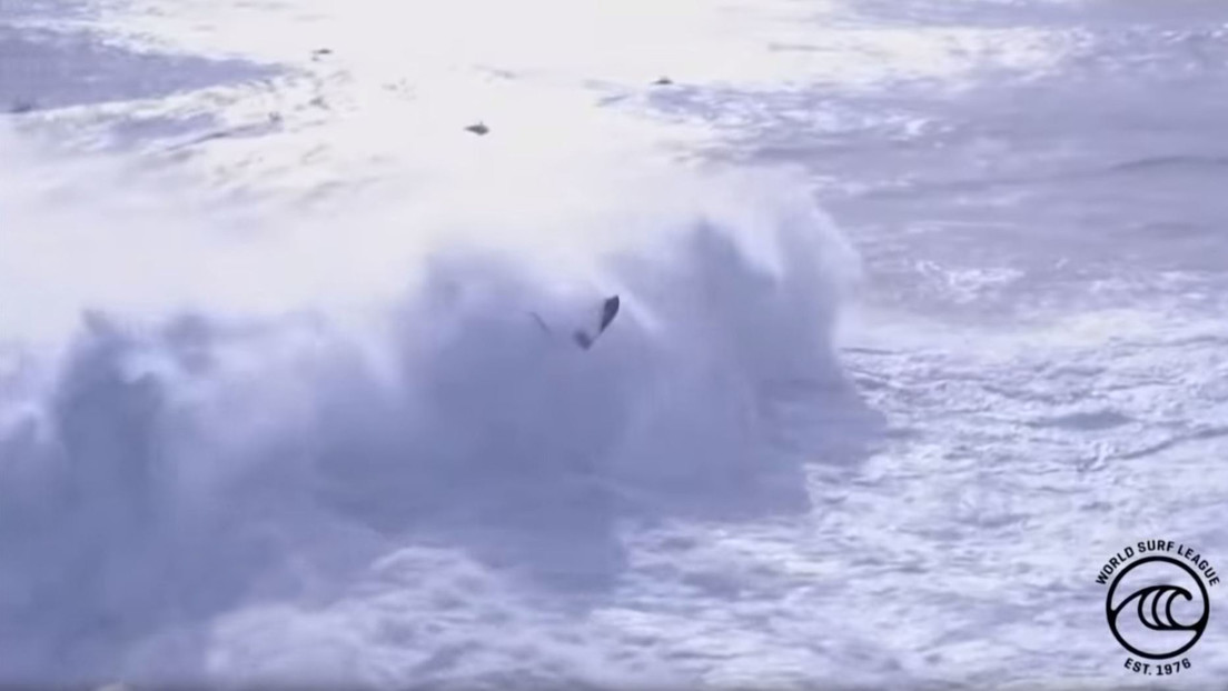 VIDEO: Una ola gigante 'devora' a dos personas en un campeonato de surf en Portugal