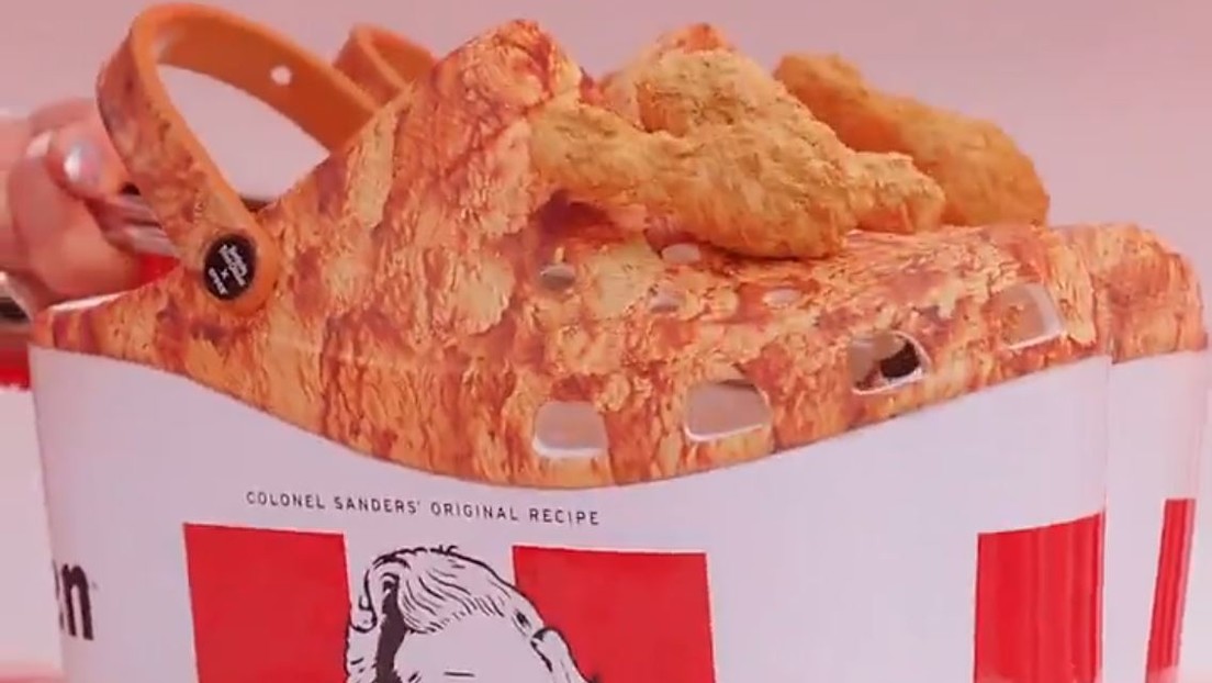 Zuecos decorados con alitas de pollo que desprenden olor: Crocs y KFC presentan el resultado de su colaboración (VIDEO)