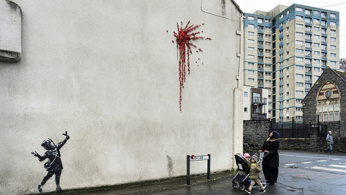 FOTO: Banksy regala a su ciudad natal una nueva obra que mezcla violencia e inocencia para el Día de San Valentín