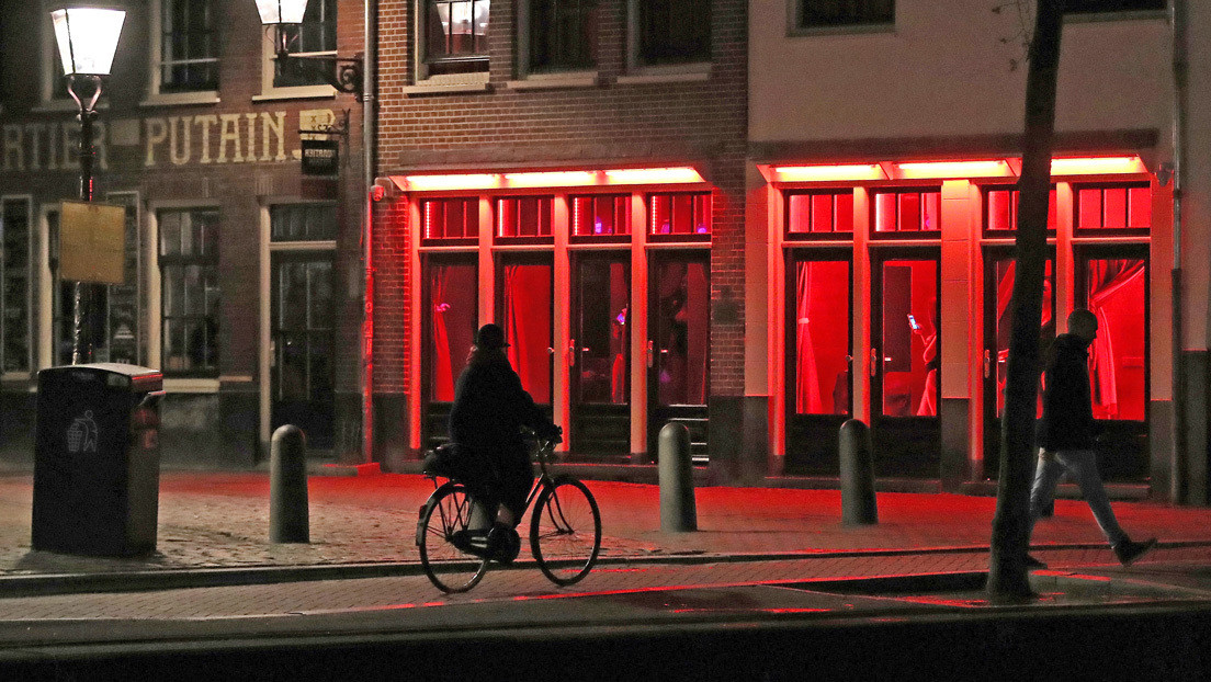 Ámsterdam prohíbe las excursiones guiadas por el Barrio Rojo y estudia vetar la venta de cannabis a los turistas