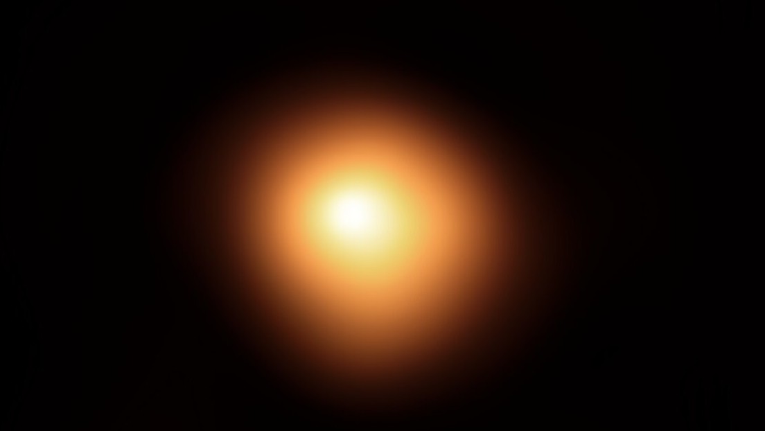 Las primeras imágenes de la atenuación sin precedentes de la supergigante roja Betelgeuse