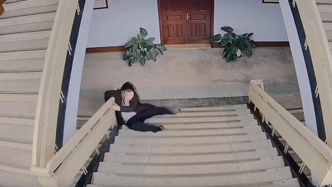 VIDEO: Un policía exhausto cae por las escaleras luego de trabajar 12 horas al día durante una semana contra el coronavirus en China