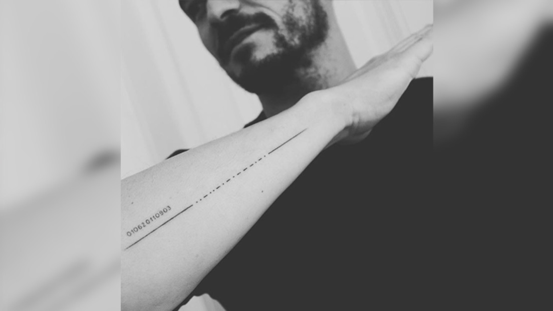 FOTO: Orlando Bloom muestra un nuevo tatuaje con el nombre de su hijo sin saber nada del error que contiene