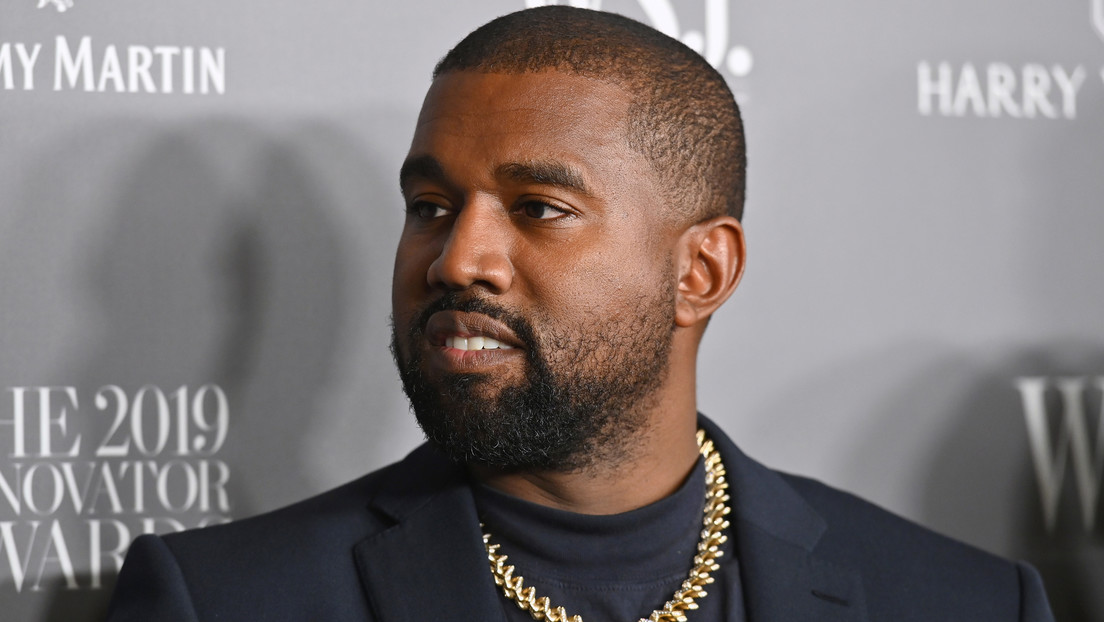 VIDEO: Kanye West reparte gratis sus nuevas deportivas desde minitanques negros rusos en el día de San Valentín
