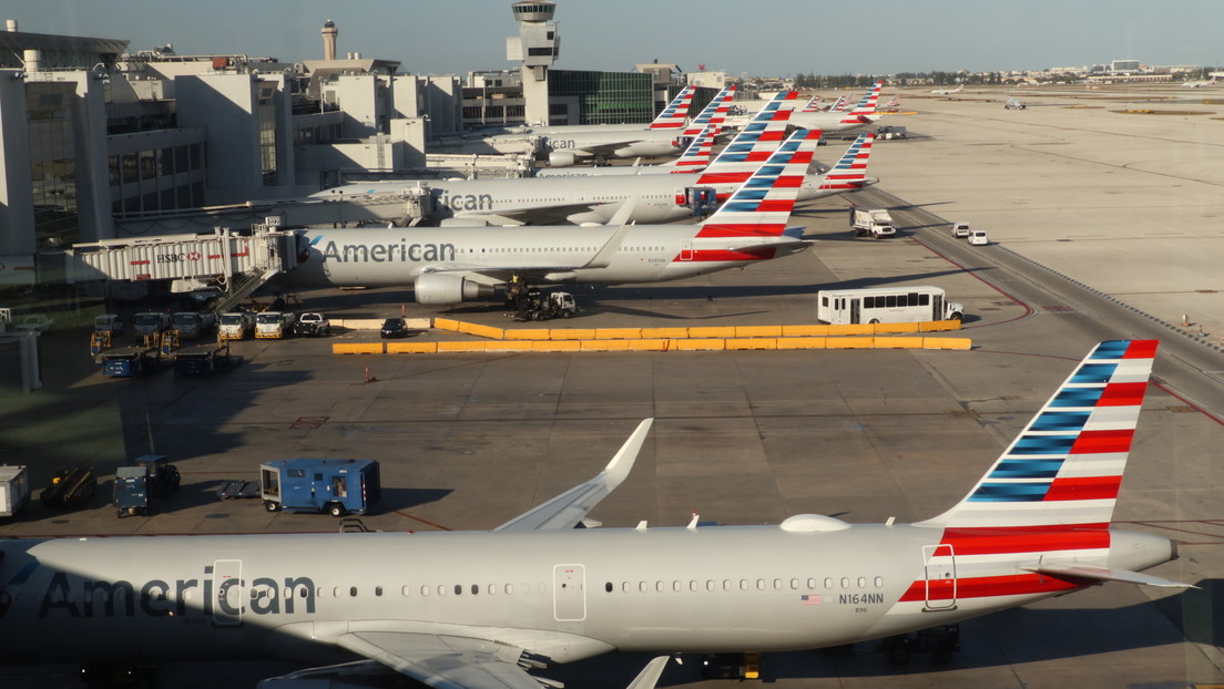 Una pasajera de American Airlines quiere presentar cargos contra el hombre que golpeaba su asiento durante un vuelo