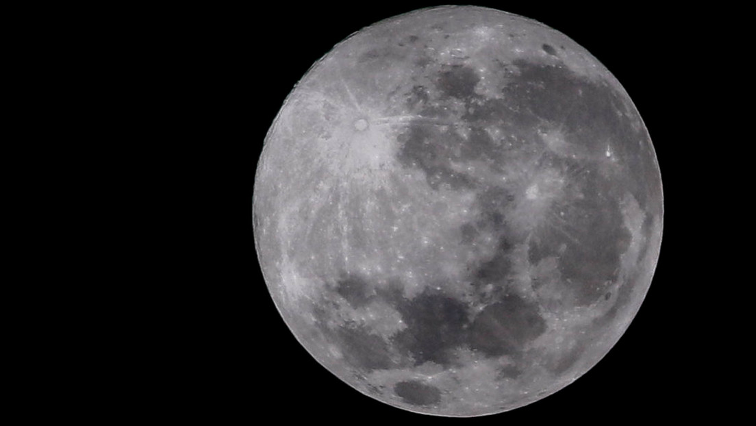 Encuentran la manera de extraer información de un grano lunar igual de ancho que un cabello humano