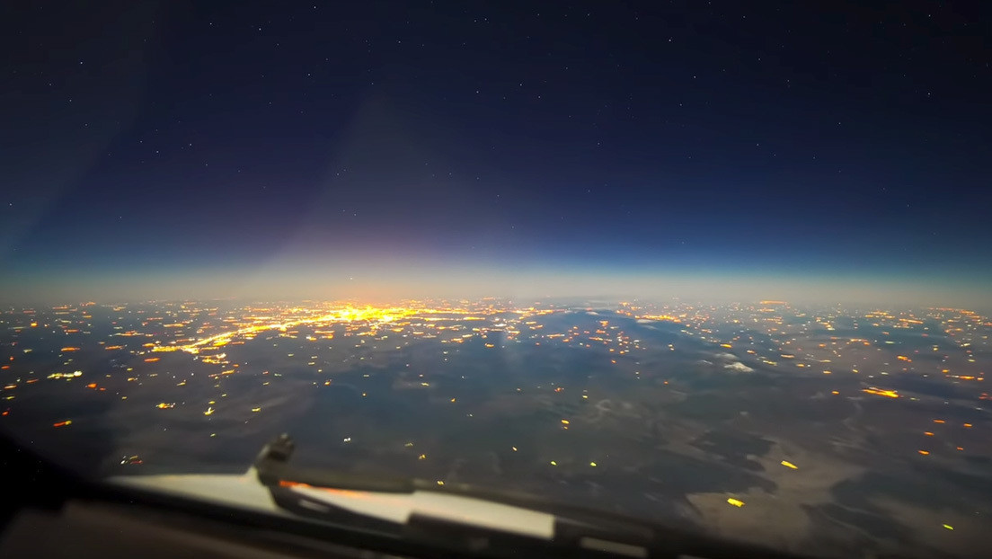 VIDEO: Graban un viaje nocturno de París a Buenos Aires con luna llena desde la cabina de un avión comercial