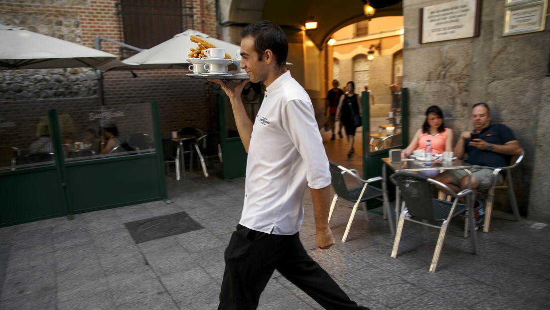 VIDEO: Un camarero cae al suelo con cuatro platos y se las apaña para no soltar ninguno