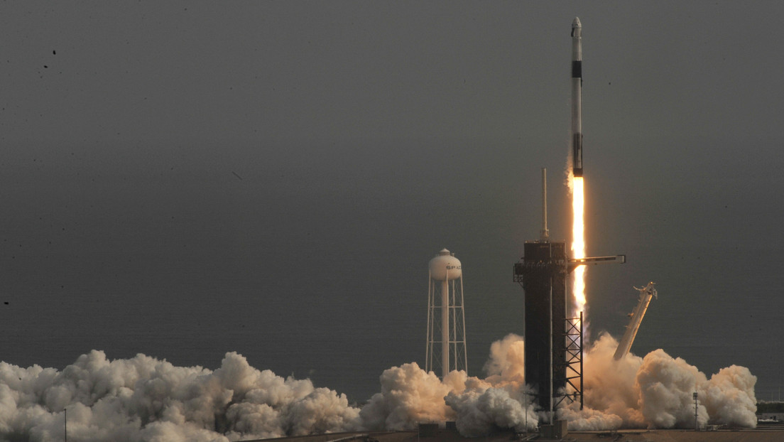 La primera etapa del cohete reutilizable de SpaceX no logra posarse en la plataforma marítima cuando regresaba a Tierra