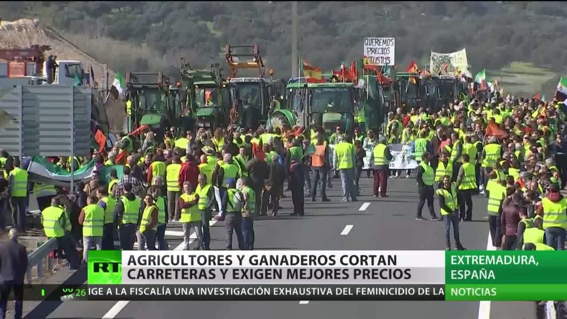 Agricultores y ganaderos españoles cortan carreteras exigiendo mejores precios para sus productos