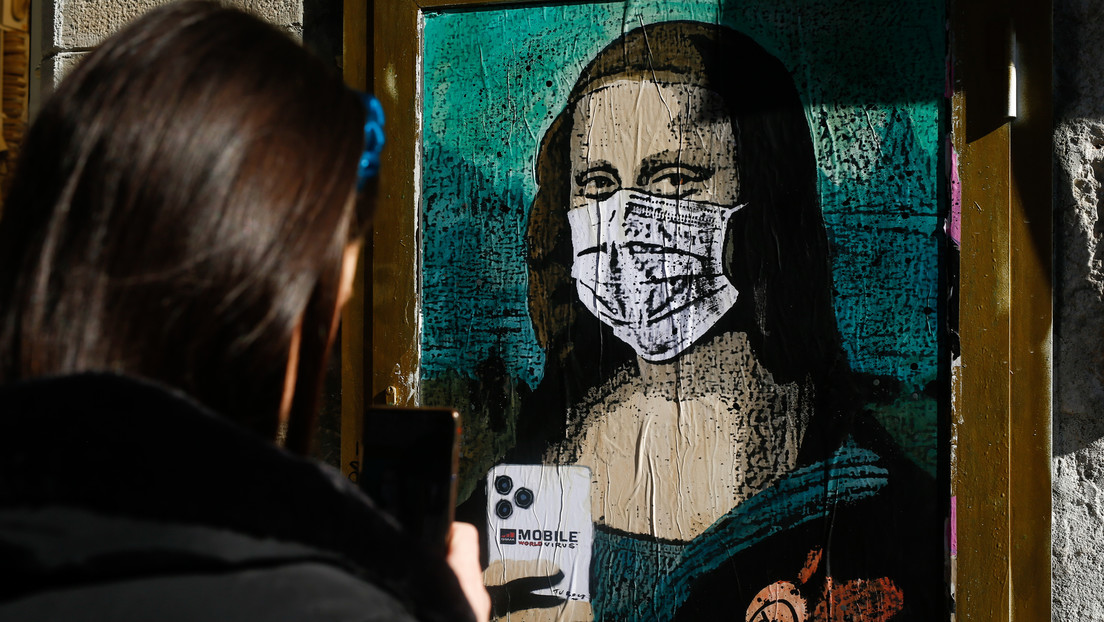 ¿Fobia al contagio del coronavirus? Aparece en Barcelona un grafiti de la Gioconda con mascarilla y móvil (VIDEO)