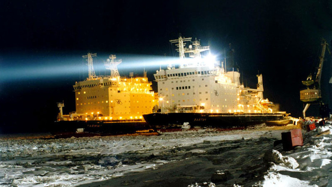 VIDEO: Una noche ártica se ilumina con el 'beso' de dos rompehielos nucleares