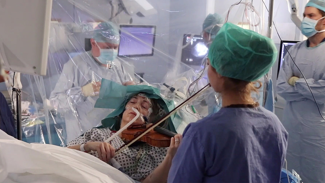 VIDEO: Una mujer toca el violín mientras le extirpan un tumor cerebral
