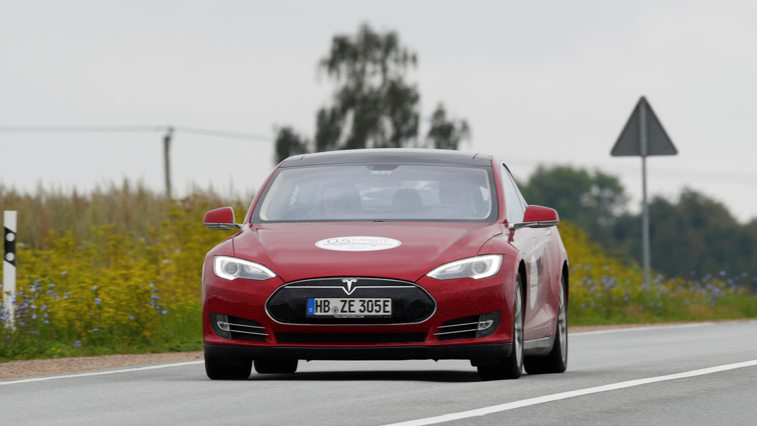 Con una simple pegatina engañan a dos modelos de Tesla para que aceleren a 140 km/h en tramos de 50