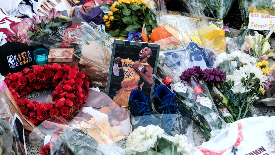 Fanáticos de Kobe Bryant le rinden tributo en la tumba equivocada