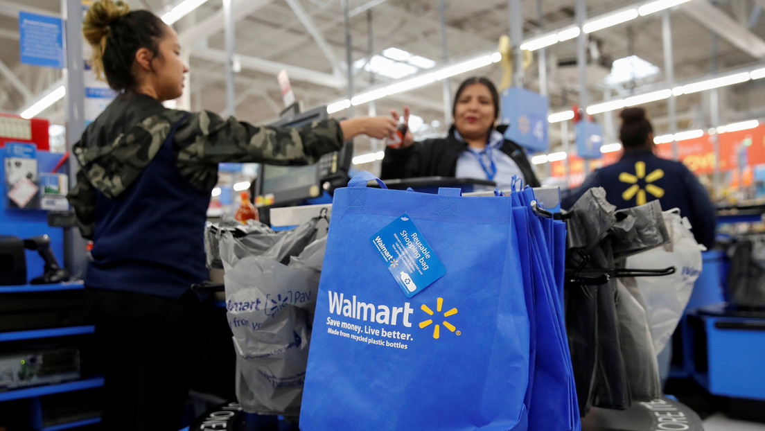 Una trabajadora de Walmart se vuelve viral por su expresión gruñona mientras posa con productos de la tienda (FOTOS)