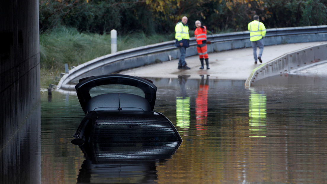 Rescatan a una británica que pasó 12 horas aferrada al techo de su automóvil en medio de inundaciones