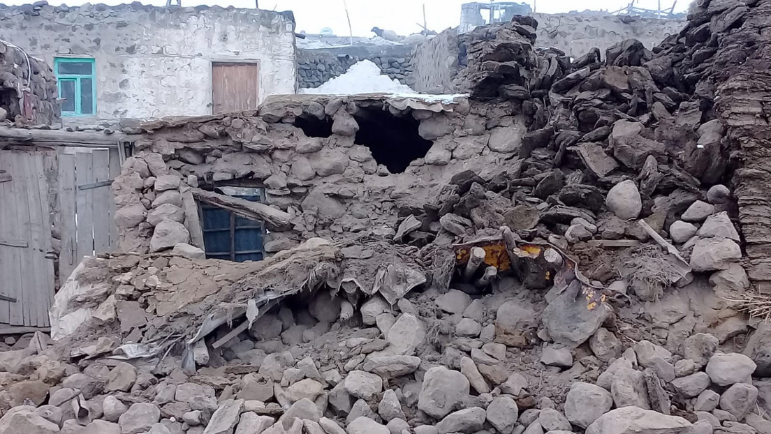 Primeras imágenes: varios muertos y más de 1.000 edificaciones colapsadas por el terremoto en la frontera turco-iraní  (VIDEOS)