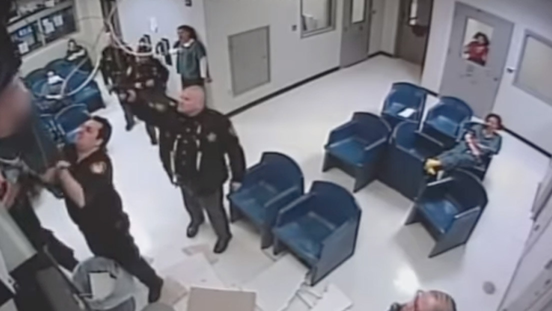 VIDEO: Intenta fugarse de una cárcel trepando por el techo, pero algo sale mal y acaba dentro de una papelera