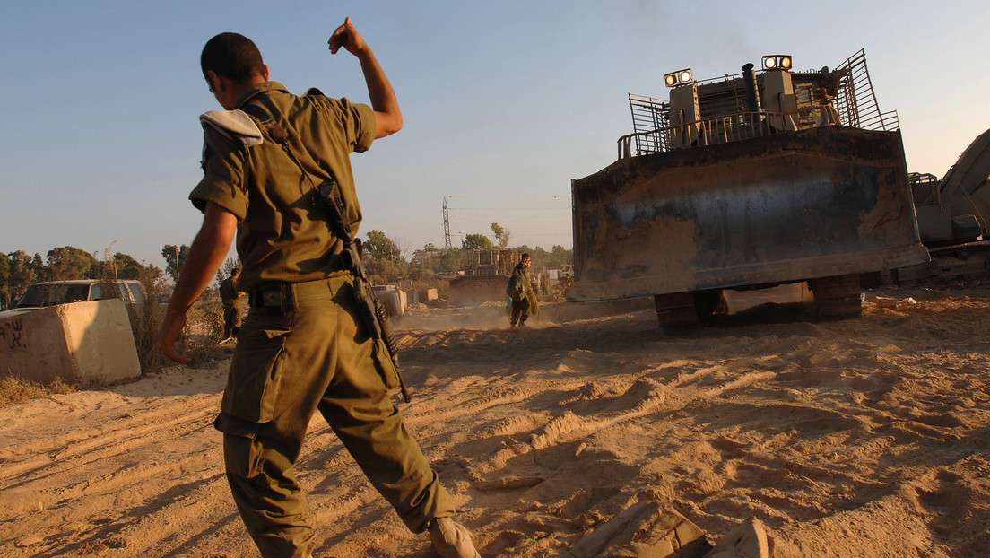 Israel retira con una excavadora el cadáver de un presunto atacante en Gaza y causa indignación entre los lugareños