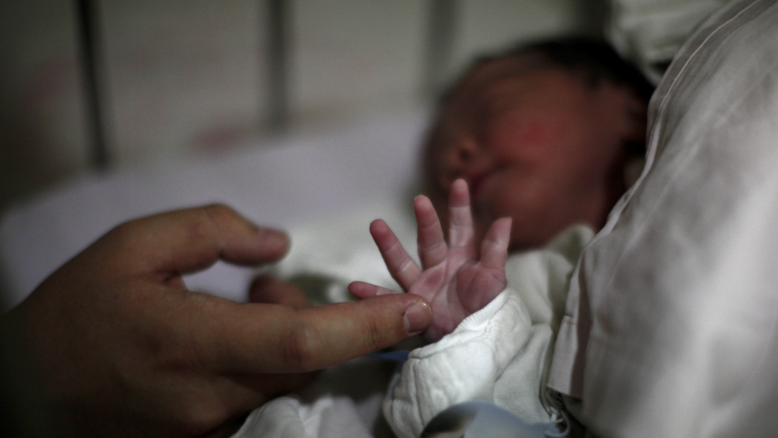 'Grumpy baby': Una recién nacida mira al médico con cara de pocos amigos y se hace viral (FOTO)