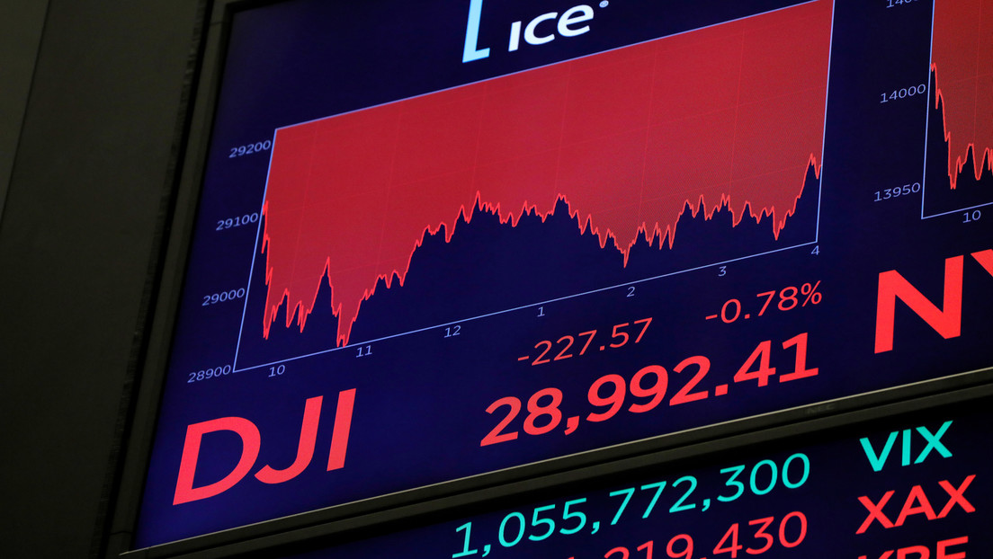 Wall Street abre en rojo y el Dow Jones se desploma casi 1.000 puntos por el temor al coronavirus
