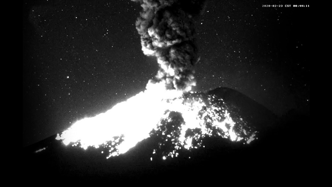VIDEOS: Una fuerte explosión del volcán Popocatépetl libera material incandescente en el aire