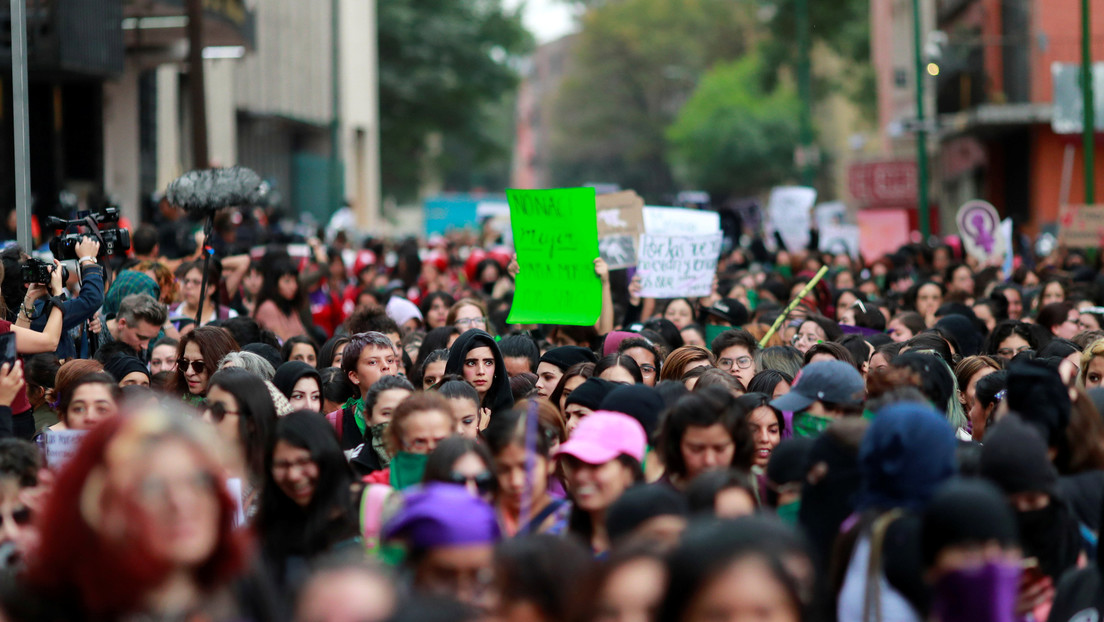 "Ni una bata menos": cientos de personas protestan en México por el asesinato de tres estudiantes de medicina y un conductor de Uber