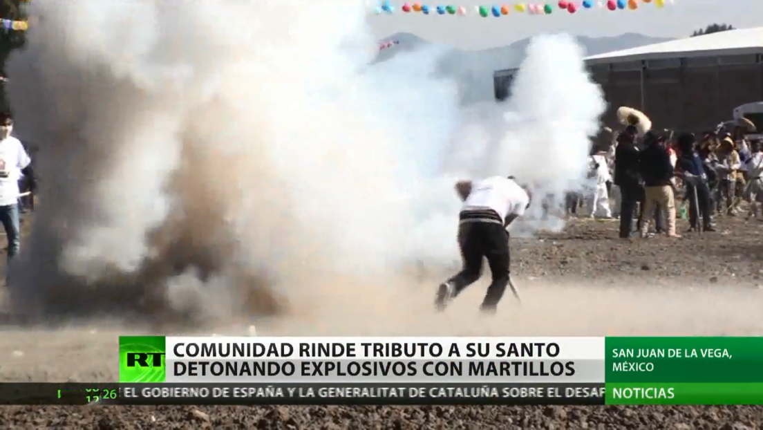 Bombas detonadas a martillazos en un insólito carnaval en México dejan 42 heridos