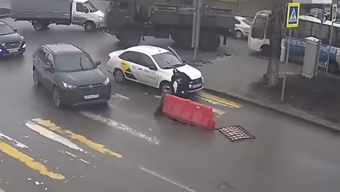 VIDEO: El triste final de una barrera vial que protege a peatones y vehículos del peligro
