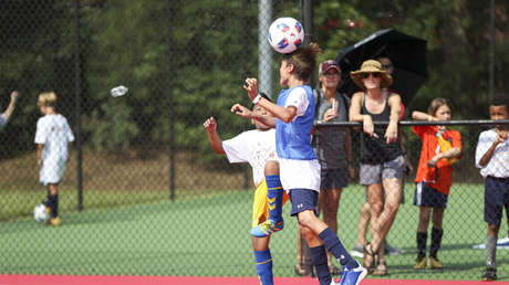 VIDEO: Un aficionado semidesnudo insulta e intenta golpear a un árbitro en un partido de fútbol infantil