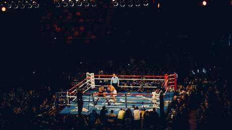 VIDEO: "El 'round' del año" en una salvaje pelea de boxeo con tres caídas y un golpe al árbitro en los primeros minutos