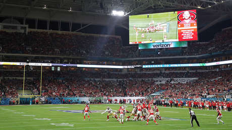 VIDEO: Se queda dormido en un caro asiento durante la final de la Super Bowl y las redes lo convierten en una 'estrella'