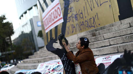 Le entregan el supuesto cuerpo de su hijo desaparecido, lo entierra y luego se entera que el joven está vivo