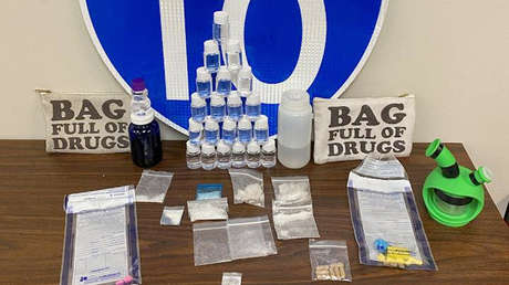 Arrestan a dos traficantes que llevaban narcóticos en bolsas con la indicación 'llena de drogas' estampada