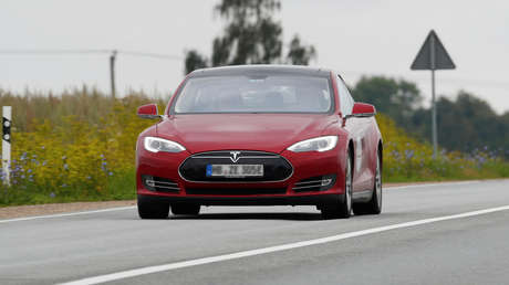 Tesla desactiva a distancia el piloto automático de un Model S sin avisar al propietario