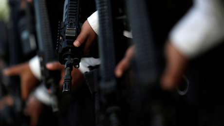 VIDEO: El momento en que sicarios fuertemente armados entran a un municipio mexicano al ritmo de 'narcocorridos' y a plena luz del día