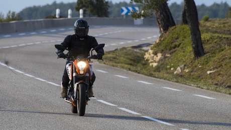 VIDEO: Motociclista aterrorizado evade un robo conduciendo a toda velocidad contra vía en una autopista de Brasil