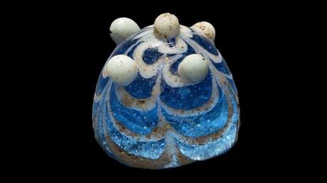 Encuentran una pieza de vidrio que podría ser el 'rey' de un juego similar al ajedrez de hace 1.200 años (FOTOS)