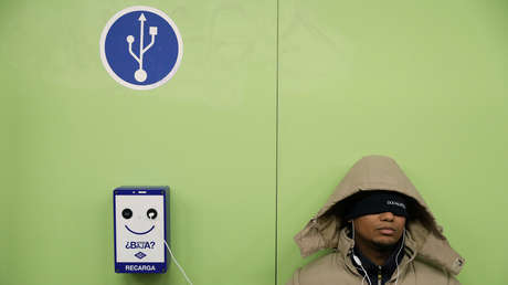 El peligroso 'efecto colateral' de cargar el móvil en autobuses y espacios públicos